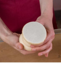Qualität-Back-Oblaten 3cm Ø Inhalt 35g (200 Stück), Aus Deutschlands ältester Oblaten-Bäckerei! DIE MIT DEM ZARTEN BISS! Für Lebkuchenglocke®️ 3cm aber auch ideal für Omas Klassiker-Kokosmakronen & Nussmakronen. Nicht im Handel erhältlich !