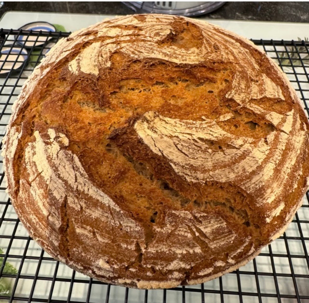 Schwarzbrot. Herzhafte Brotbackmischung aus frischem Roggenmehl und Schrot. Frisch aus der Mühle