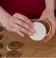 2xQualität-Back-Oblaten 70mmØ, 53g. Aus Deutschlands ältester Oblaten-Bäckerei ! DIE MIT DEM ZARTEN BISS ! Für Lebkuchenglocke®️ 7cmØ.