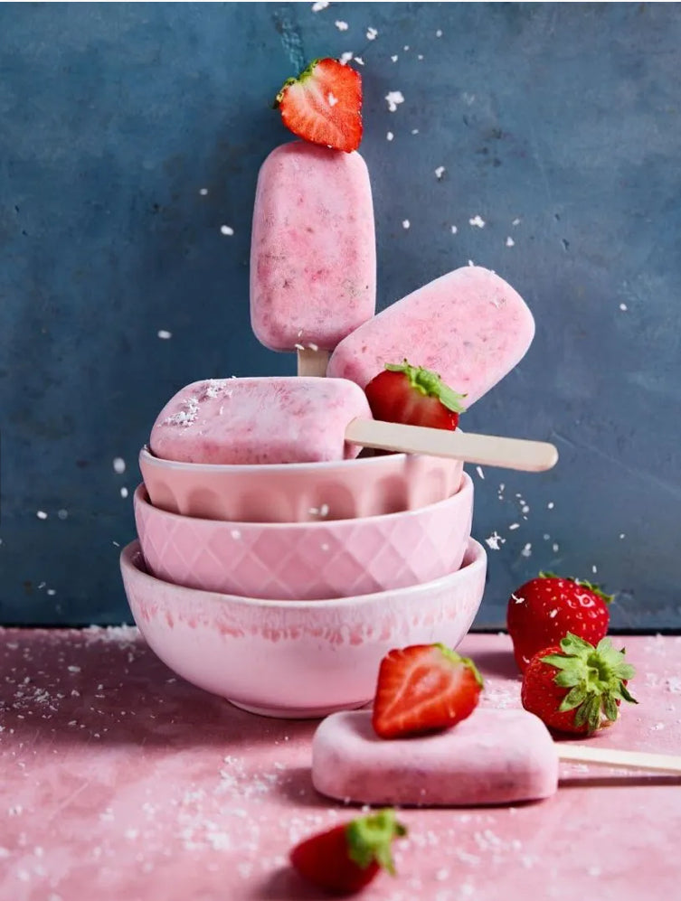 „Eis dich glücklich“ – Das Rezeptbuch für deinen Thermomix®*
Eisgenuss ohne schlechtes Gewissen! Entdecke über 30 fitgemixte Rezepte – von fruchtigen Sorbets über cremiges Vanilleeis bis hin zu veganen und Low-Carb-Varianten. Alles ohne Industriezucker!