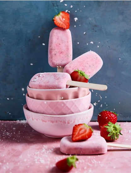 „Eis dich glücklich“ – Das Rezeptbuch für deinen Thermomix®*
Eisgenuss ohne schlechtes Gewissen! Entdecke über 30 fitgemixte Rezepte – von fruchtigen Sorbets über cremiges Vanilleeis bis hin zu veganen und Low-Carb-Varianten. Alles ohne Industriezucker!
