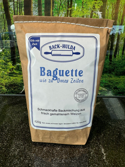 Baguette wie zu Omas Zeiten. Schmackhafte Backmischung aus frisch gemahlenem Weizen, von Hand liebevoll abgefüllt. Inhalt: 620g(0,53€/100g)