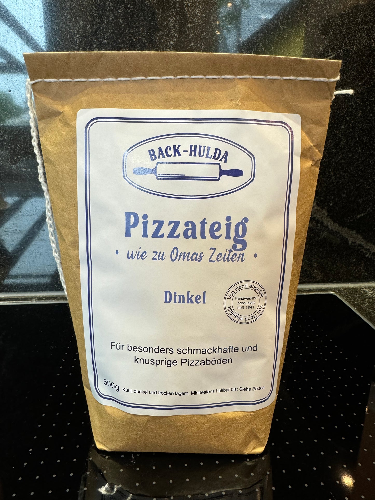 Pizzateig aus Dinkelmehl, liebevoll per Hand abgefüllt, für besonders schmackhafte und knusprige Pizzaböden-Gelingt sicher. 500g Packung