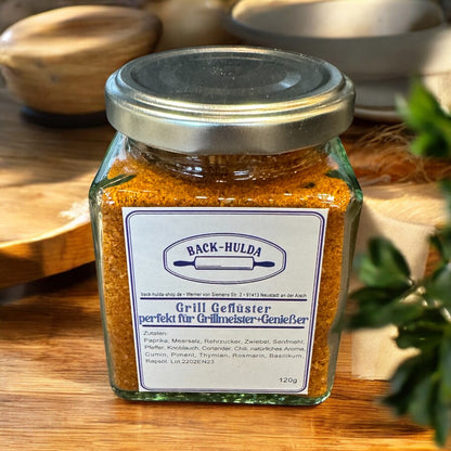 Grill Geflüster-perfekt für Grillmeister & Genießer. 120g frische Gewürzmischung liebevoll per Hand abgefüllt! Wird wöchentlich frisch von der Gewürzmühle (5km von uns) abgefüllt! Im Quadrat Glas