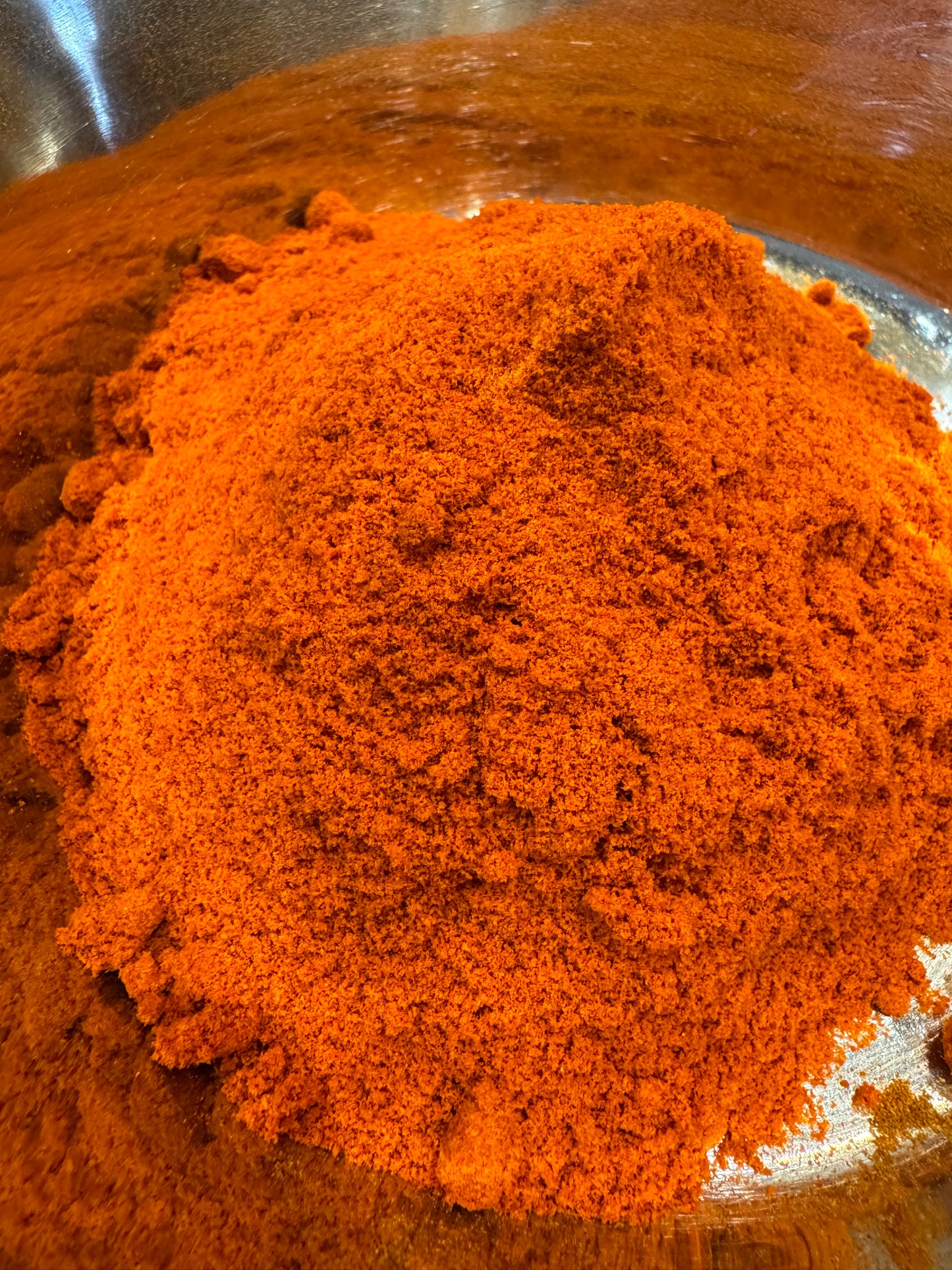 Grill Geflüster-perfekt für Grillmeister & Genießer. 120g frische Gewürzmischung liebevoll per Hand abgefüllt! Wird wöchentlich frisch von der Gewürzmühle (5km von uns) abgefüllt! Im Quadrat Glas