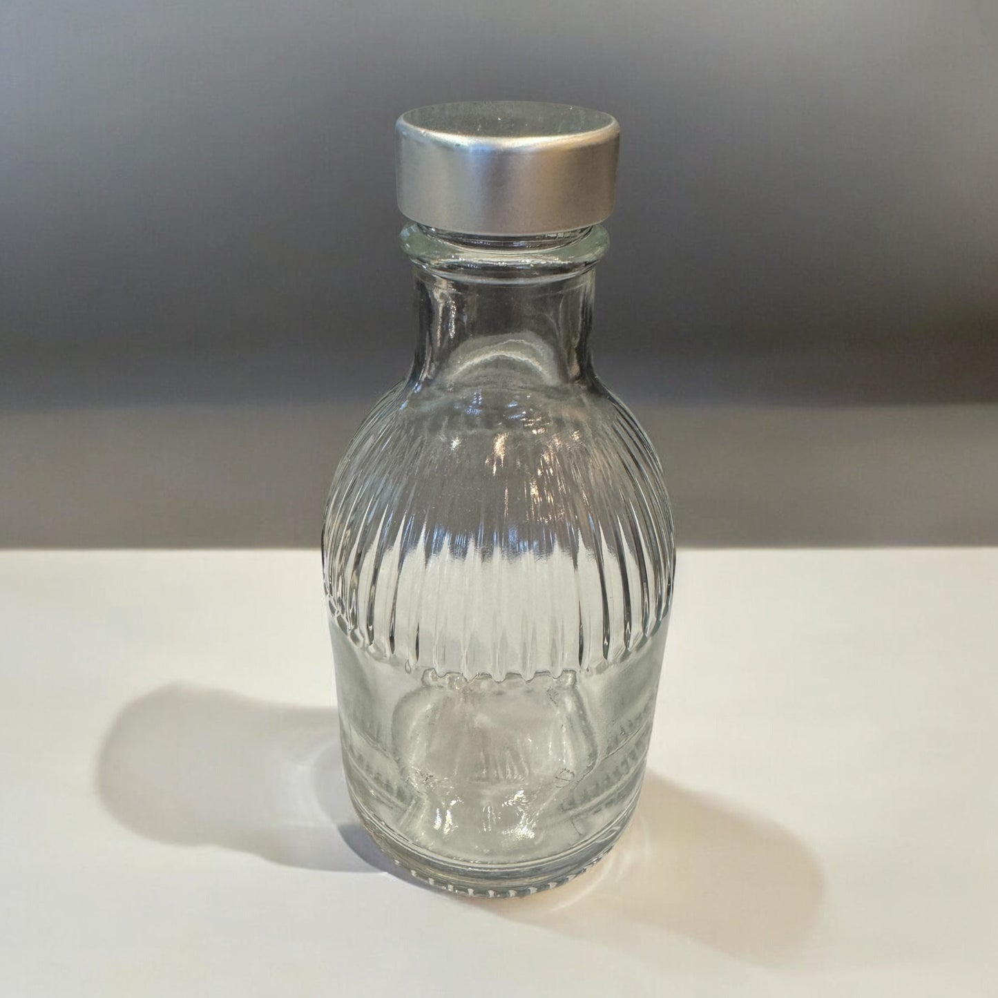 TRIEST FLASCHE 200ML, WEISSGLAS MIT ALU-KUNSTSTOFF-VERSCHLUSS  FLACH, SILBER