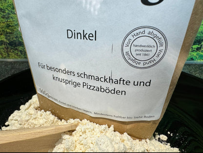 Pizzateig aus Dinkelmehl, liebevoll per Hand abgefüllt, für besonders schmackhafte und knusprige Pizzaböden-Gelingt sicher. 500g Packung